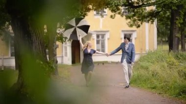 Yaz aylarında bir parkta genç güzel çift. Romantik kalma veya lovestory