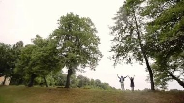 Yaz aylarında bir parkta genç güzel çift. Romantik kalma veya lovestory