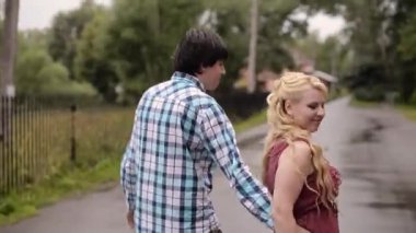 Yaz aylarında açık havada dans genç güzel çift. Romantik kalma veya lovestory