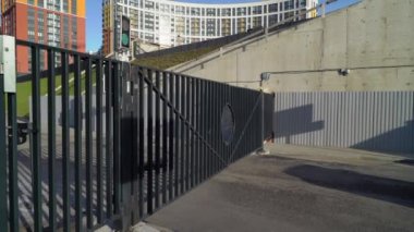 Araba büyük bir apartman içinde bir şehir Açılış kapıları