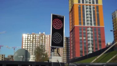 Gates büyük bir apartman içinde bir şehir açılış