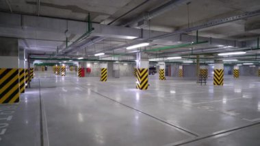 Boş yeraltı otoparkı