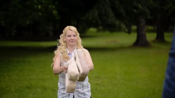 Jeune couple charmant s'amuser dans un parc en été. Romantique sortir ensemble ou lovestory . — Video