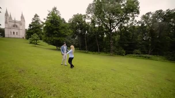 夏の公園で踊る若い素敵なカップル ロマンチックなデートやラブストーリー — ストック動画