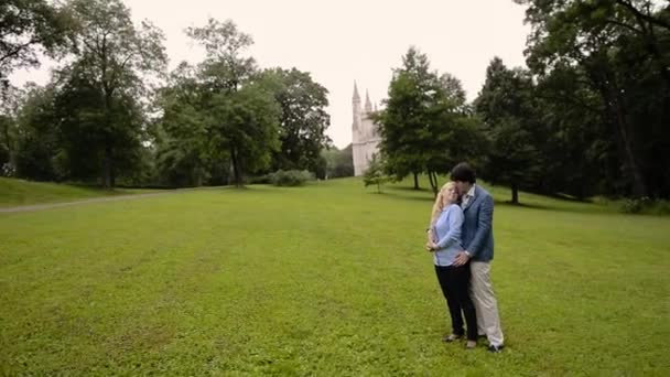 Joven pareja encantadora bailando en un parque en verano. Citas románticas o amorosas — Vídeos de Stock