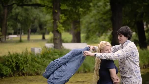 Junges hübsches Paar im Sommer in einem Park. romantisches Dating oder Liebesspiel — Stockvideo