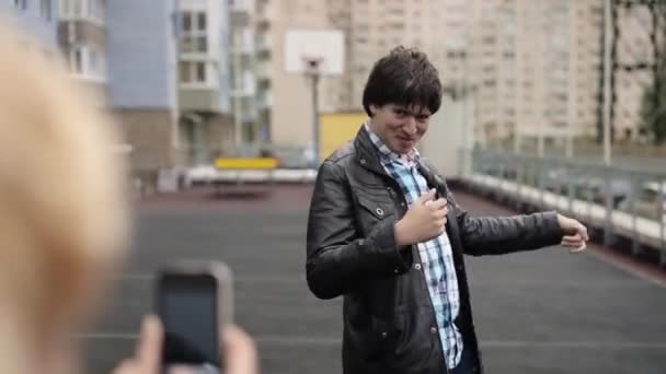 Tânără Fată Care Face Fotografii Telefonul Mobil Iubitului Distrându Stradă — Videoclip de stoc