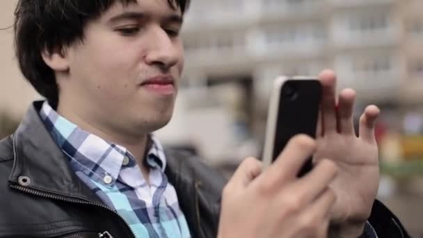 Anak muda mengambil foto di ponsel pacarnya bersenang-senang di jalan — Stok Video