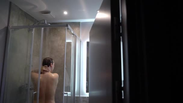 Молодая обнаженная сексуальная женщина принимает душ — стоковое видео