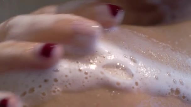 Молода оголена сексуальна жінка приймає душ — стокове відео