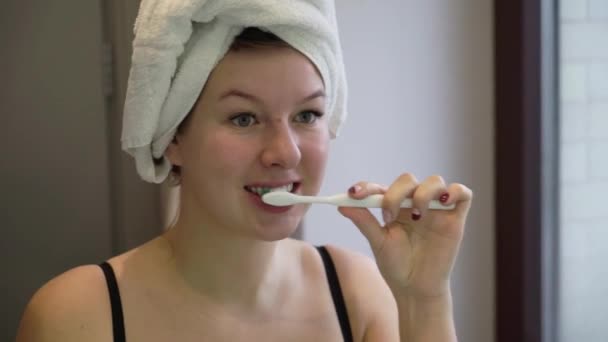 Joven sexy mujer en lencería sujetador limpieza de dientes — Vídeo de stock