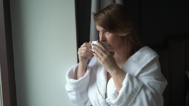 Mooie Meisje Badjas Drinken Koffie Ochtend Slaapkamer — Stockvideo