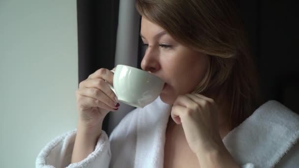 Tânăra Fată Frumoasă Halat Baie Bea Cafea Dimineața Dormitor — Videoclip de stoc
