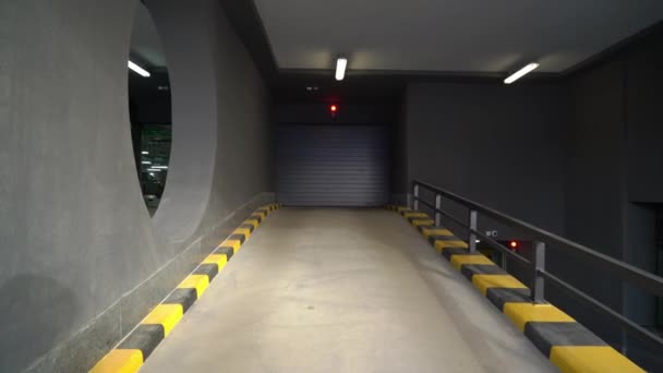 Порожній підземний паркінг гараж — стокове відео