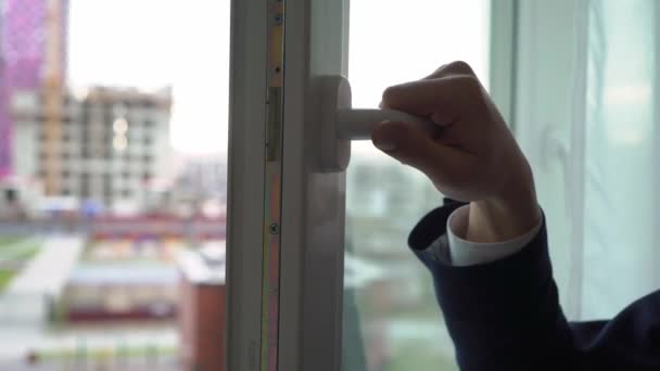 Joven hombre irreconocible cierra ventana — Vídeos de Stock
