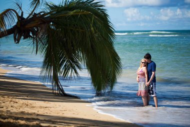 Seksi sarışın genç kadın ve adam romantik tatil tarihte
