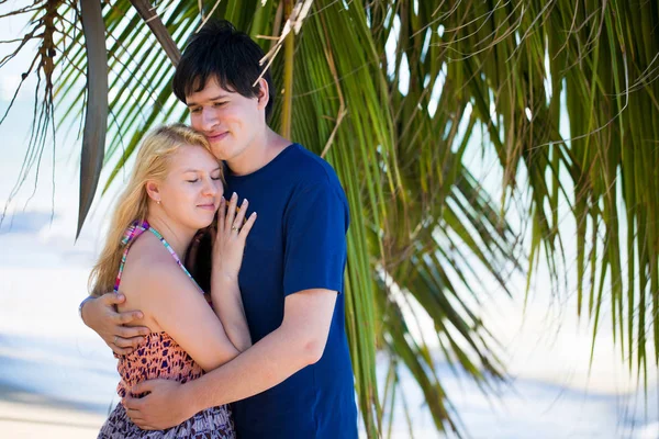 Seksi sarışın genç kadın ve adam romantik tatil tarihte