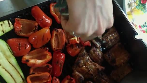 Osoba, vaření masa a zeleniny - červenou paprikou a cuketou na venku. Cook letní kuchyně. Požár plynu barbeque — Stock video