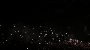 Tanınmayan hayranları onların içinde el feneri eller sahne karşısında holding. Konser atmosferini. Kalabalığı eğlendirmekten