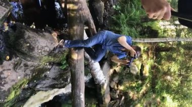 Dikey video. Aynasızlar kamera çekim adam. Fotoğrafçılar, photosession, şelale grubudur. Kadın yardım ile birden parlamak.