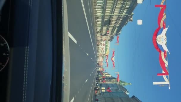 SAINT-PETERSBURG, RUSSIA 9 Mei 2018: Video vertikal. Mengendarai mobil di kota pada hari yang cerah. Dekorasi kota untuk perang Hari kemenangan — Stok Video