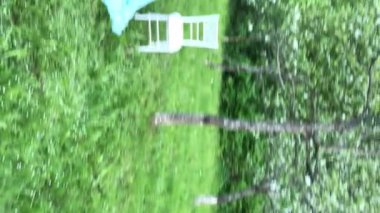 Dikey video. Elektronik steadicam sabitleyici ve dslr fotoğraf makinesi ile çekim video genç adam