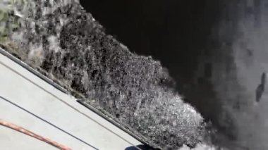 Bir denizde lüks yat yelken.