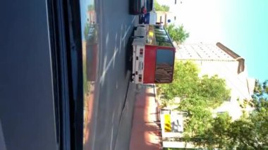 Saint-Petersburg, Rusya-26 Mayıs 2018: Dikey video. Geçit töreni eski retro otobüs