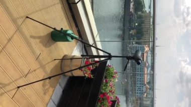 Dikey video. Cityscape çatı panoramik terasından Cityview.