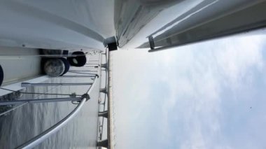 Dikey video. Bir denizde Yelkenli Yat. Regatta. Lüks tatil yaz