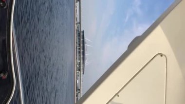 Dikey video. Bir denizde Yelkenli Yat. Regatta. Lüks tatil yaz