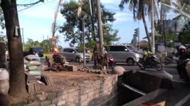 Ubud, Bali - 10 Kasım 2017: Bir sürü motosiklet ve scooter Asya sokakları, bulutlu veya yağmurlu hava sürüş.