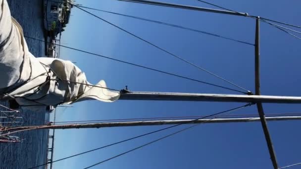 Vidéo verticale. Voile de luxe voilier en mer .