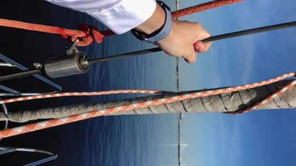 Vidéo verticale. Voile de luxe voilier en mer . — Video