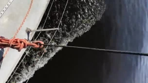 Vidéo verticale. Voile de luxe voilier en mer .