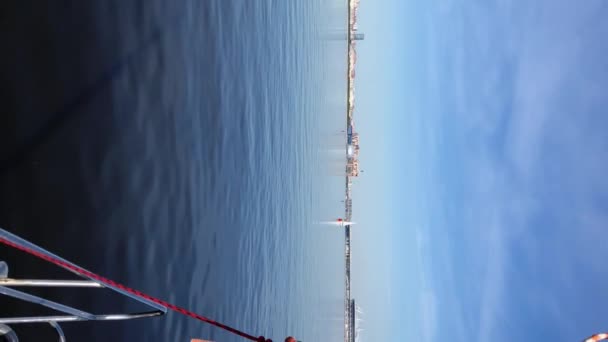 Κάθετη Βίντεο Ιστιοπλοΐα Πολυτελές Ιστιοφόρο Μια Θάλασσα Καλοκαιρινές Διακοπές — Αρχείο Βίντεο