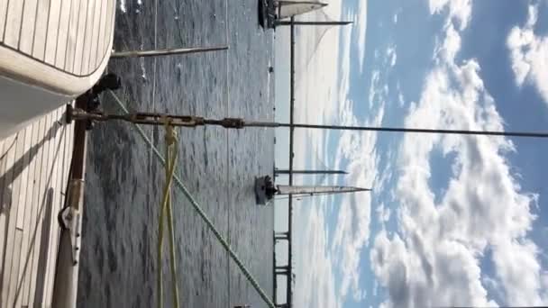 Vidéo verticale. Voilier en mer. Régate. Vacances de luxe en été 
