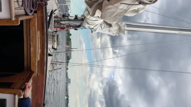 Vidéo verticale. Voile de luxe voilier en mer .