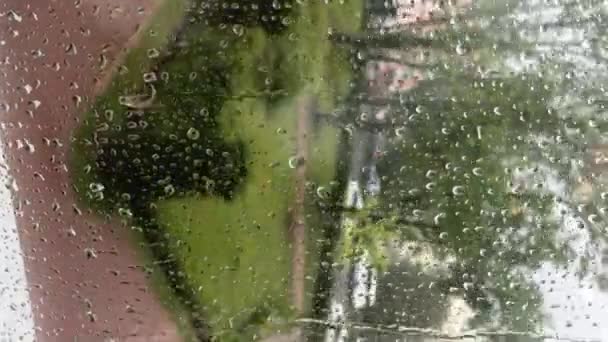 Κάθετη βίντεο. Βροχή σε εξωτερικούς χώρους. Σταγόνες βροχής σε τζάμι — Αρχείο Βίντεο