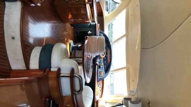 Verticale video. Motor Yacht Cockpit - Yacht controle Bridge en interieur — Stockvideo