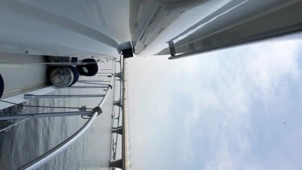 Vidéo verticale. Voilier en mer. Régate. Vacances de luxe en été 
