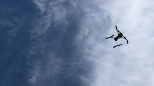 Piccolo droneflying quadricottero nella giornata di sole. Cielo blu — Video Stock