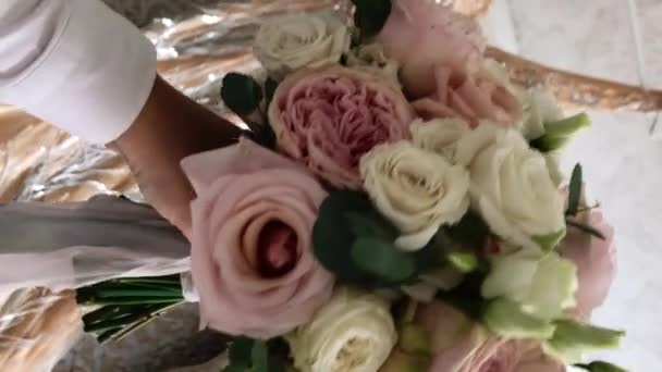 Woman holding bridal wedding bouquet in hand — Stock Video