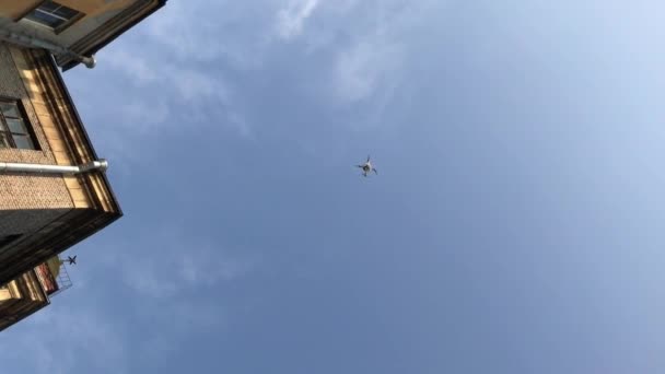 Malá Kvadrokoptéra Droneflying Slunečný Den Modrá Obloha — Stock video