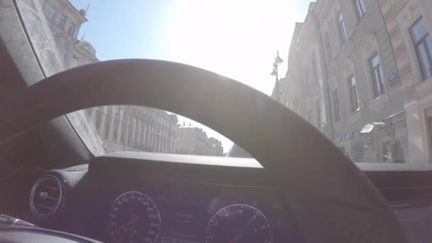 상트페테르부르크, 러시아-2018 년 4 월 23 일: 수직 비디오. 화창한 날에 도시에서 럭셔리 자동차입니다. 대시보드 고 스티어링 휠입니다. 메르세데스-벤츠 E-클래스 w213. — 비디오