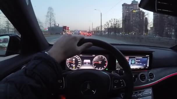 SAINT-PETERSBURG, RUSSIA - April 23, 2018: Video vertikal. Mobil mewah di kota pada malam hari. Dashboard dan kemudi. Mercedes-benz E-class w213 . — Stok Video