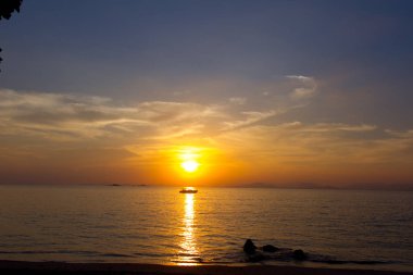 günbatımı bir denizde