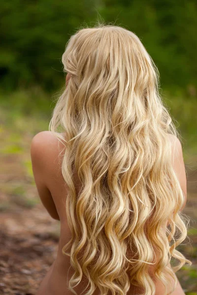 Genç güzel sarışın kadın ormanda çıplak poz