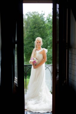 Genç seksi sarışın gelin balkon poz