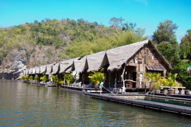 Asya binalara su. Otel Kwai Nehri üzerinde
